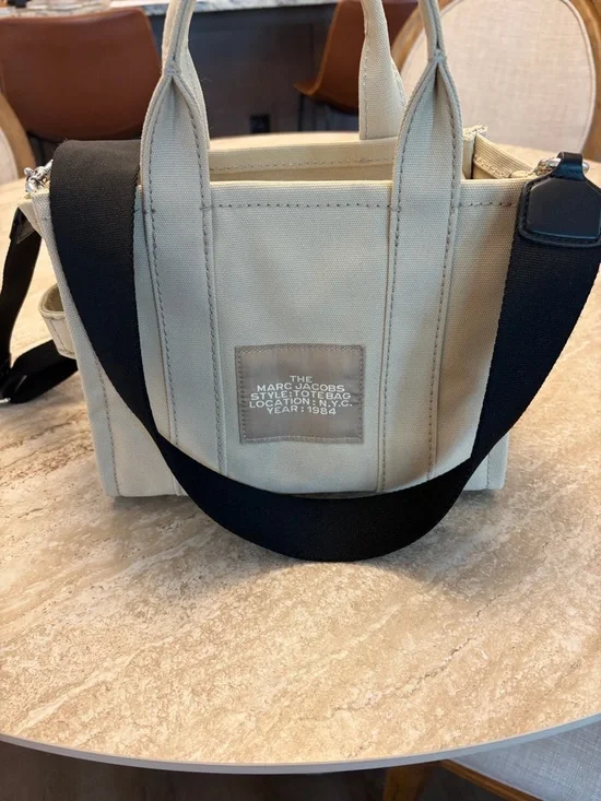 Marc Jacobs Small Logo “The Tote Bag” in Beige Canvas with Black Crossbody Strap - Picture 4 of 12